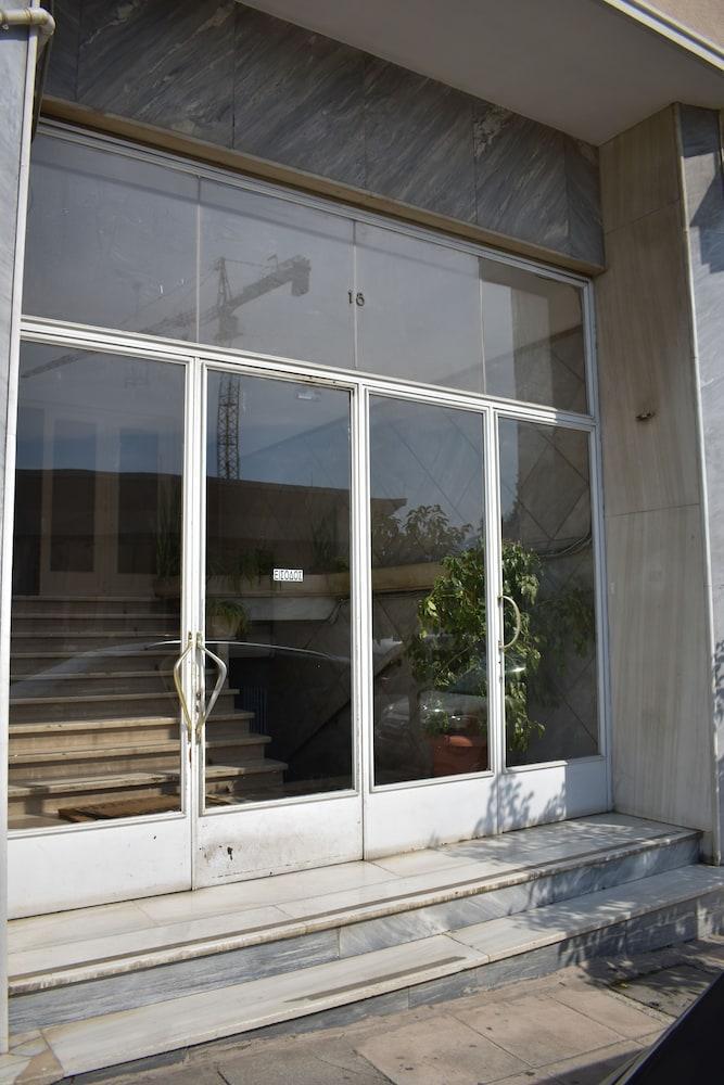 Athenian Modern Apartment Mavili Square Экстерьер фото